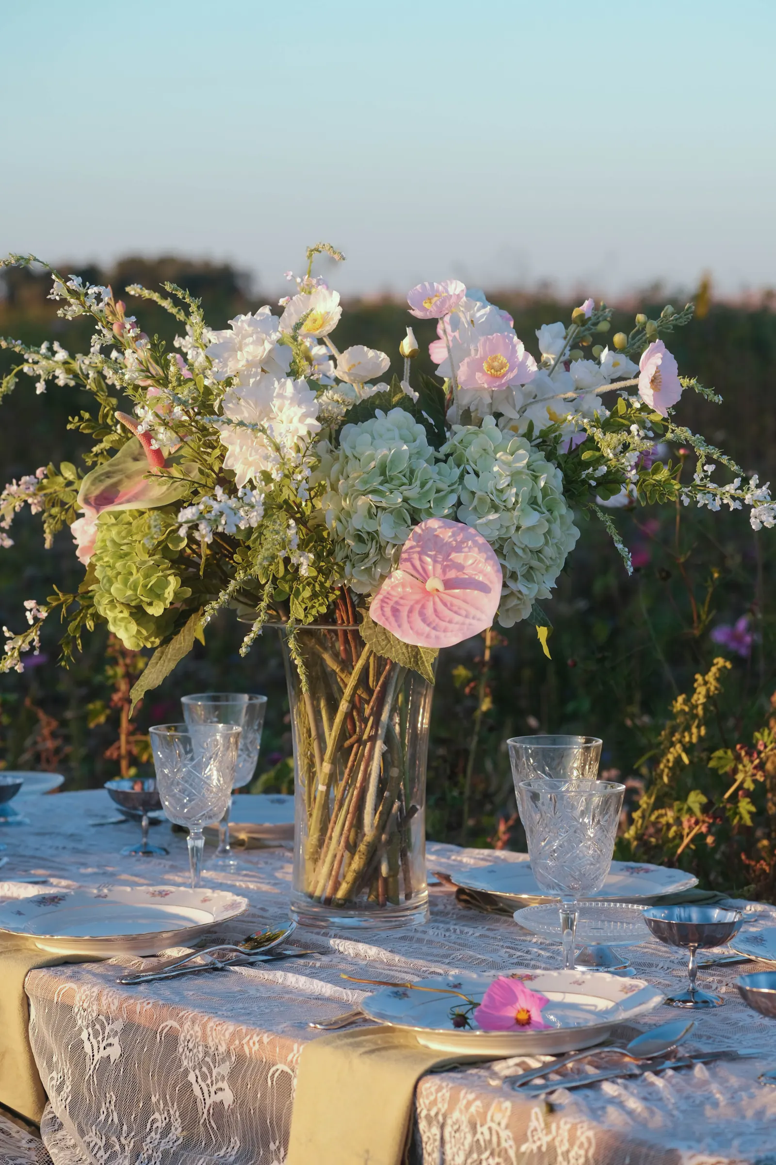 Bloemstuk op een sfeervol gedekte dinertafel
