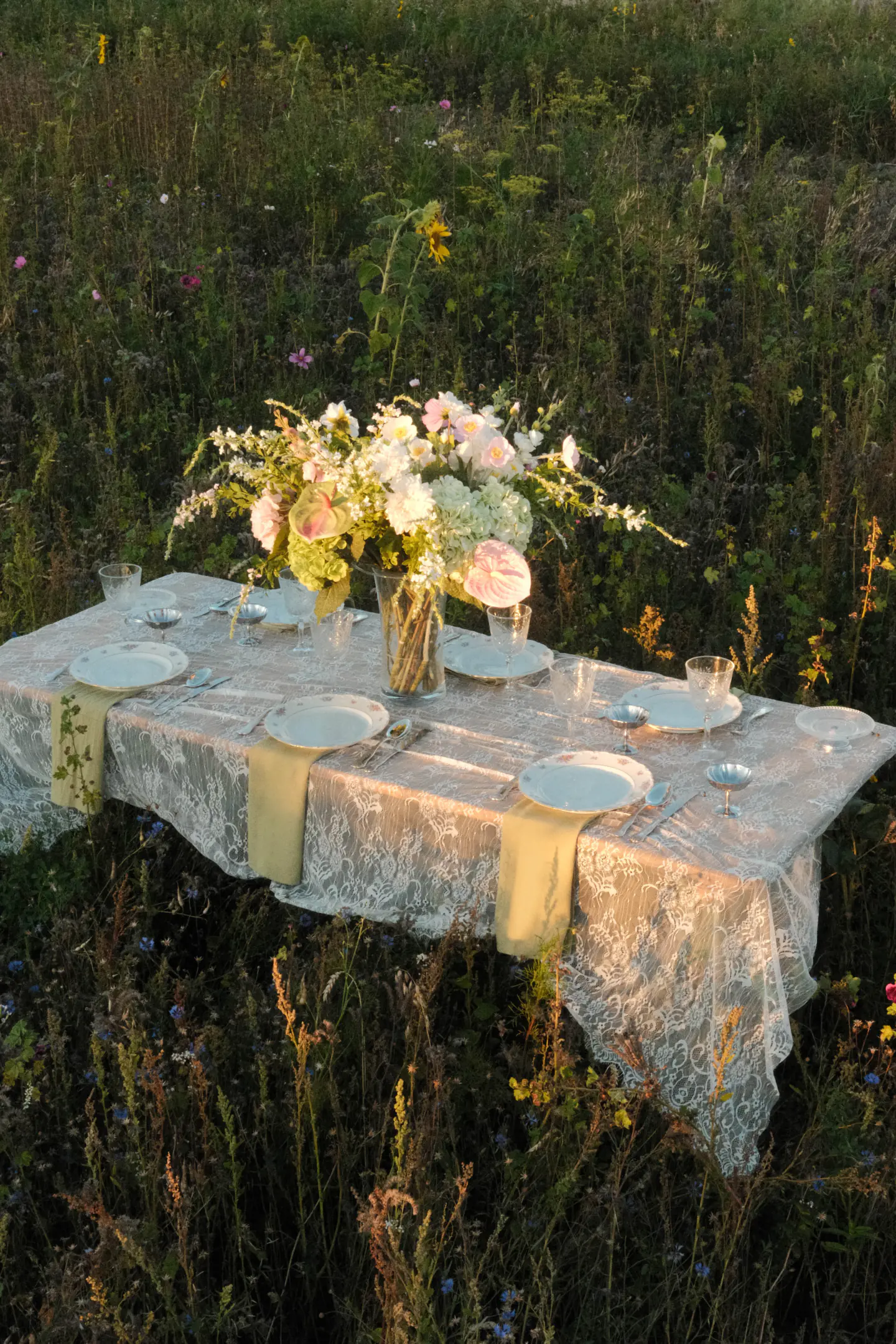 Sfeervol gedekte tafel tussen de bloemen
